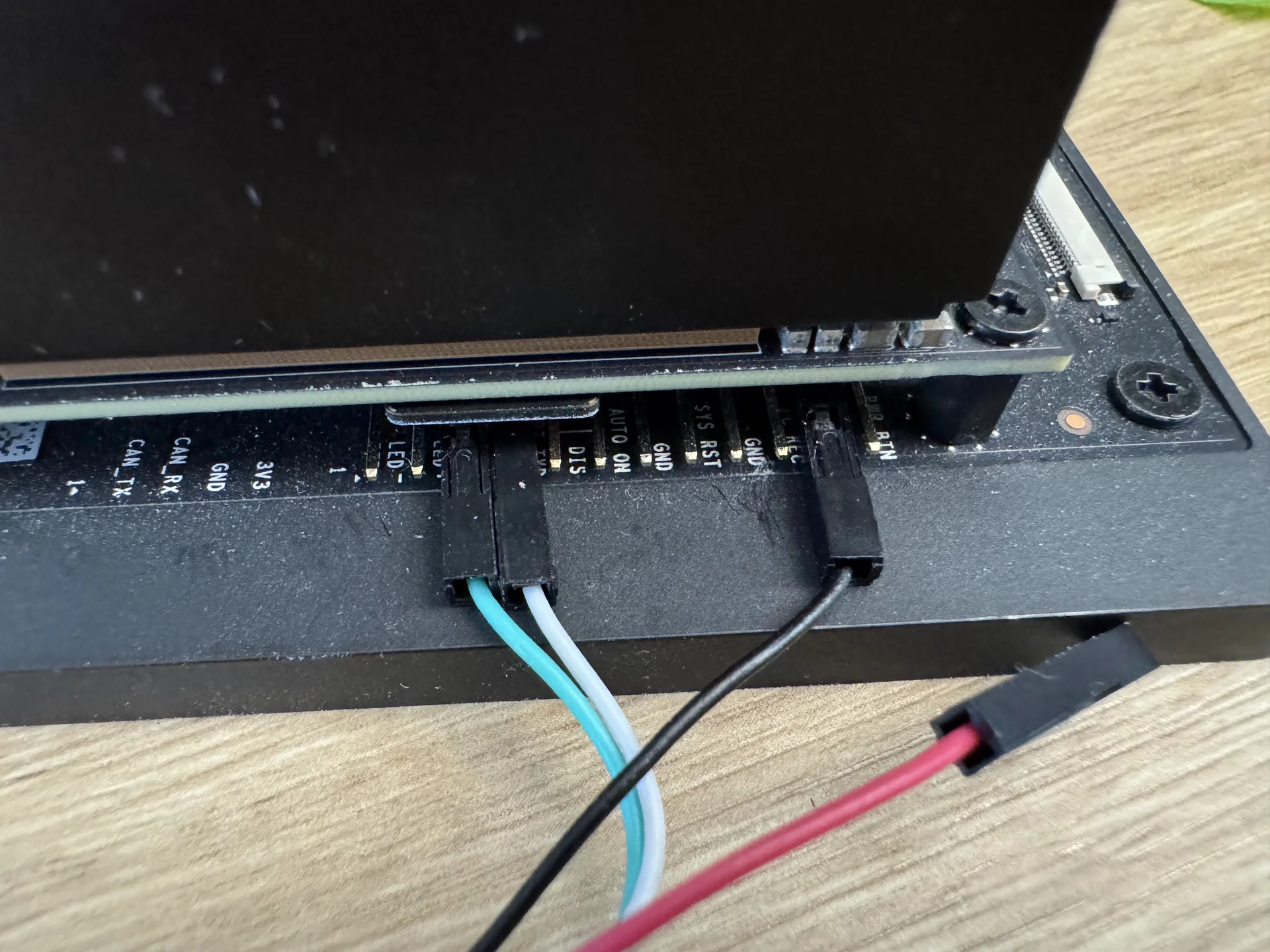 串口线接 Button Header